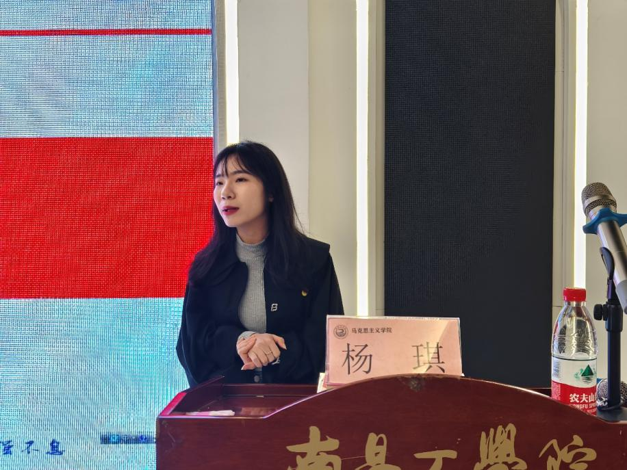 团课伊始,杨琪具体介绍了"三会"的组成,即支部大会,支部委员会,团小组